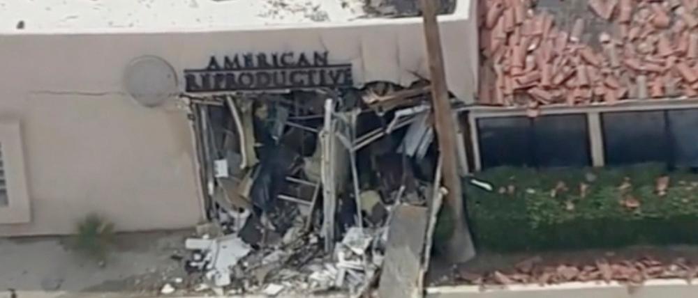 Trümmer bedecken den Boden nach einer Explosion in Palm Springs, Kalifornien. Die Explosion vor einer Fruchtbarkeitsklinik im südkalifornischen Palm Springs hat mindestens ein Menschenleben gefordert und schwere Schäden angerichtet. 