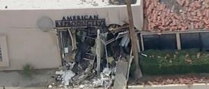 Trümmer bedecken den Boden nach einer Explosion in Palm Springs, Kalifornien. Die Explosion vor einer Fruchtbarkeitsklinik im südkalifornischen Palm Springs hat mindestens ein Menschenleben gefordert und schwere Schäden angerichtet. 