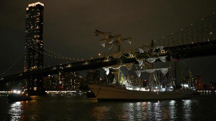Mexikanisches Segelschulschiff rammt Brooklyn Bridge in New York.