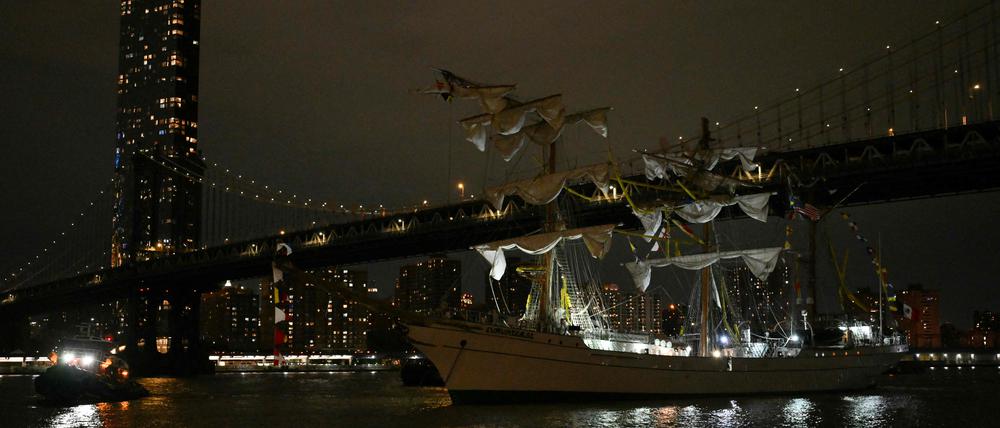 Mexikanisches Segelschulschiff rammt Brooklyn Bridge in New York.