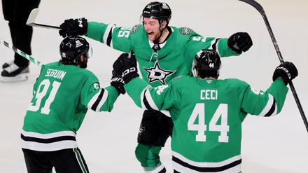 Thomas Harley (M) und die Dallas Stars bejubeln den Siegtreffer in der Verlängerung.