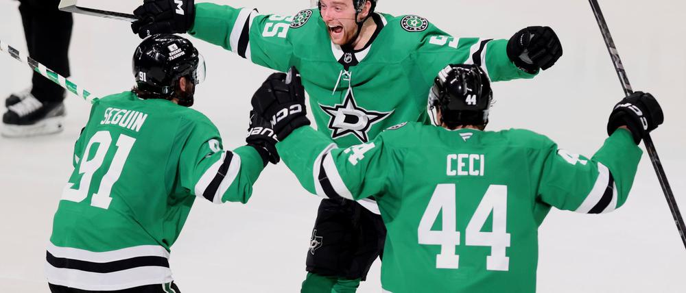 Thomas Harley (M) und die Dallas Stars bejubeln den Siegtreffer in der Verlängerung.