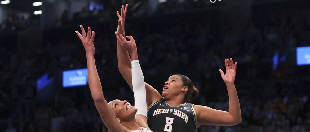 Nyara Sabally (r) und die New York Liberty starteten erfolgreich in die Mission Titelverteidigung.