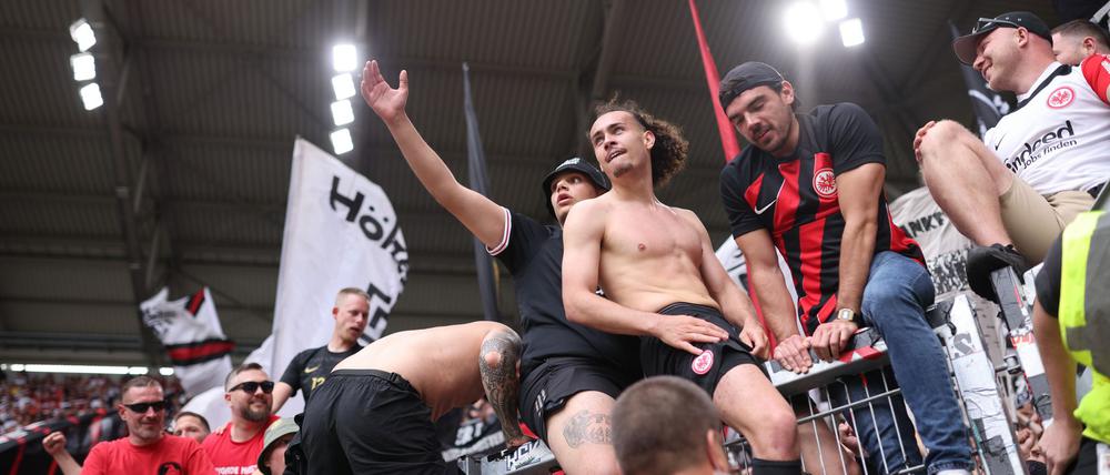 Verteidiger Arthur Theate (M.) war bei Frankfurts Feierlichkeiten ganz vorn dabei.