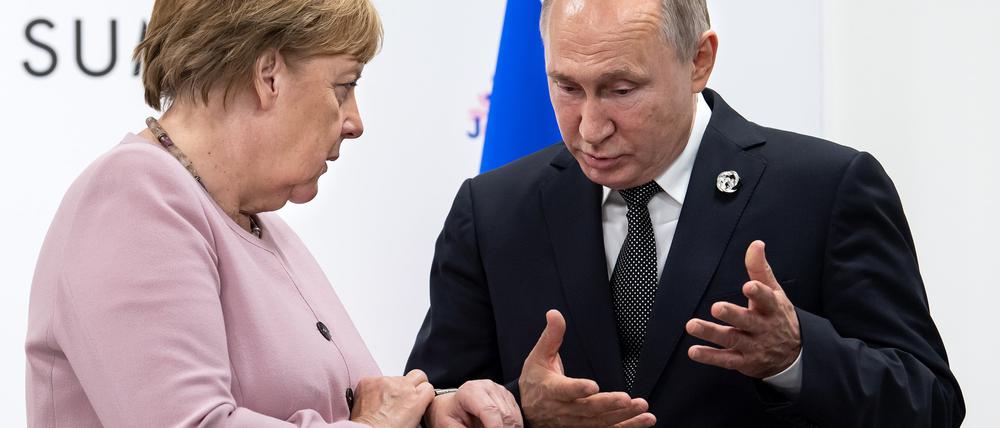 Angela Merkel (CDU), damalige Bundeskanzlerin, spricht am Rande des G20-Gipfels 2019 mit dem russischen Präsidenten Wladimir Putin.