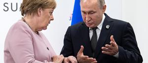 Angela Merkel (CDU), damalige Bundeskanzlerin, spricht am Rande des G20-Gipfels 2019 mit dem russischen Präsidenten Wladimir Putin.