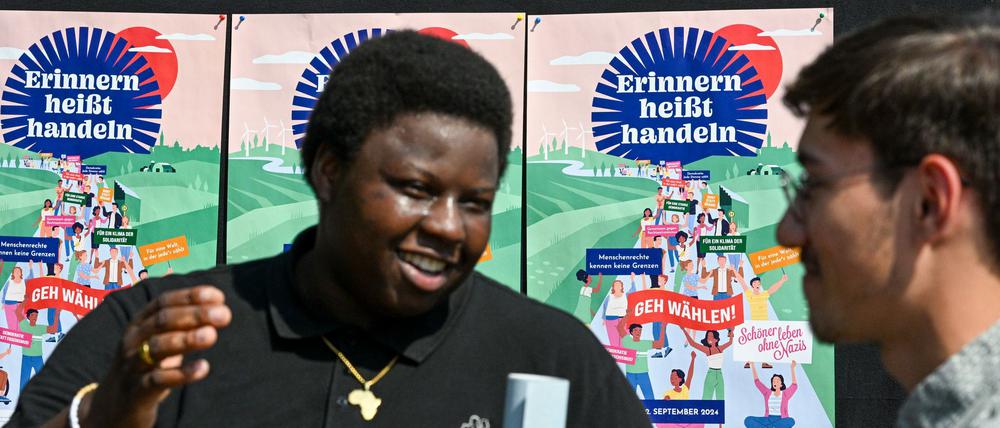 Die Jugendorganisation der Brandenburger SPD mit ihrem Vorsitzenden Andicene wünscht sich eine eigene Behörde für den Verfassungsschutz im Land. 