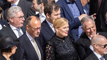 Bundeskanzler Friedrich Merz, Bundestagspräsidentin Julia Klöckner und Lars Klingbeil, Vizekanzler und SPD-Bundesvorsitzender, kommen zur Amtseinführung des neuen Papstes Leo XIV.auf dem Petersplatz.