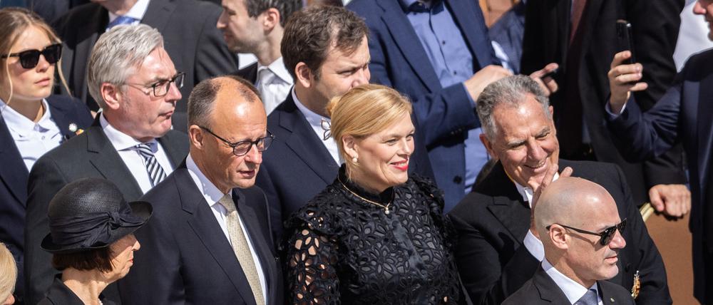 Bundeskanzler Friedrich Merz, Bundestagspräsidentin Julia Klöckner und Lars Klingbeil, Vizekanzler und SPD-Bundesvorsitzender, kommen zur Amtseinführung des neuen Papstes Leo XIV.auf dem Petersplatz.