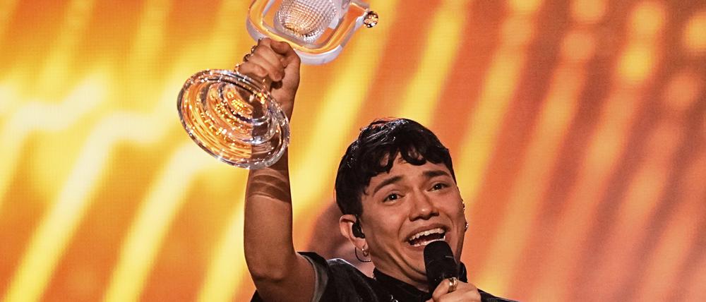 Der Gewinner des Eurovision Song Contest JJ aus Österreich hält auf der Bühne die Trophäe hoch, die er mit dem Lied „Wasted Love“ während des großen Finales des 69. Eurovision Song Contest (ESC 2025) gewonnen hat. 