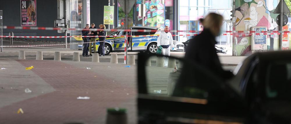 In der Bielefelder Innenstadt soll ein Mann mehrere Menschen in der Nacht verletzt haben.