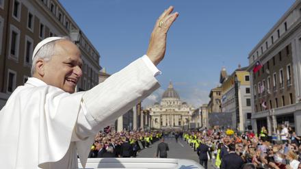 Begrüßung der Gläubigen aus dem Papa-Mobil: Papst Leo XIV. vor der Messe zu seiner Amtseinsetzung.