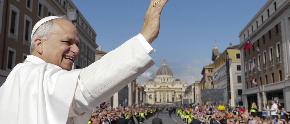 Begrüßung der Gläubigen aus dem Papa-Mobil: Papst Leo XIV. vor der Messe zu seiner Amtseinsetzung.