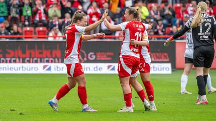 Lisa Heiseler (li.) erzielte gegen Gütersloh einen Hattrick und sicherte sich damit die Torjägerinnenkanone.