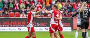 Lisa Heiseler (li.) erzielte gegen Gütersloh einen Hattrick und sicherte sich damit die Torjägerinnenkanone.