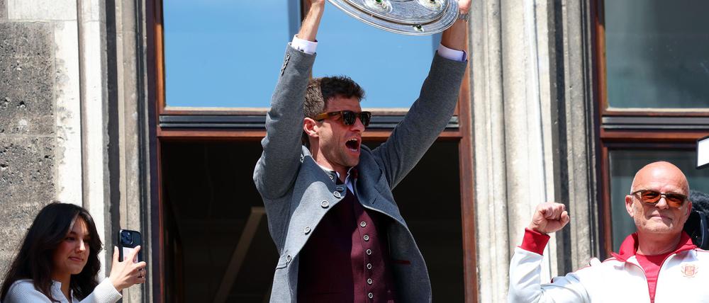 Thomas Müller jubelt mit der Meisterschale auf dem Rathausbalkon.