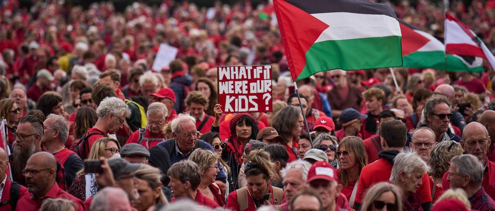 Zehntausende Niederländer verlangen von ihrer Regierung einen schärferen Kurs gegenüber Israel.