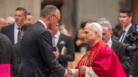  Der neue Papst Leo XIV. begrüßt Bundeskanzler Friedrich Merz (CDU) nach seiner Amtseinführung auf dem Petersplatz.