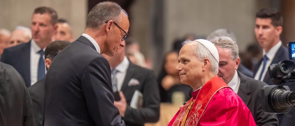 Der neue Papst Leo XIV. begrüßt Bundeskanzler Friedrich Merz (CDU) nach seiner Amtseinführung auf dem Petersplatz.