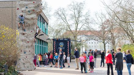 Die Reinhardswald-Grundschule liegt an der Gneisenaustraße in Kreuzberg. Wie es mit dem Standort weitergeht, ist noch unsicher. 