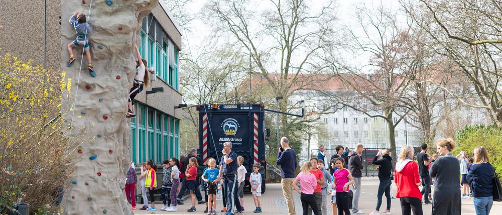 Die Reinhardswald-Grundschule liegt an der Gneisenaustraße in Kreuzberg. Wie es mit dem Standort weitergeht, ist noch unsicher. 