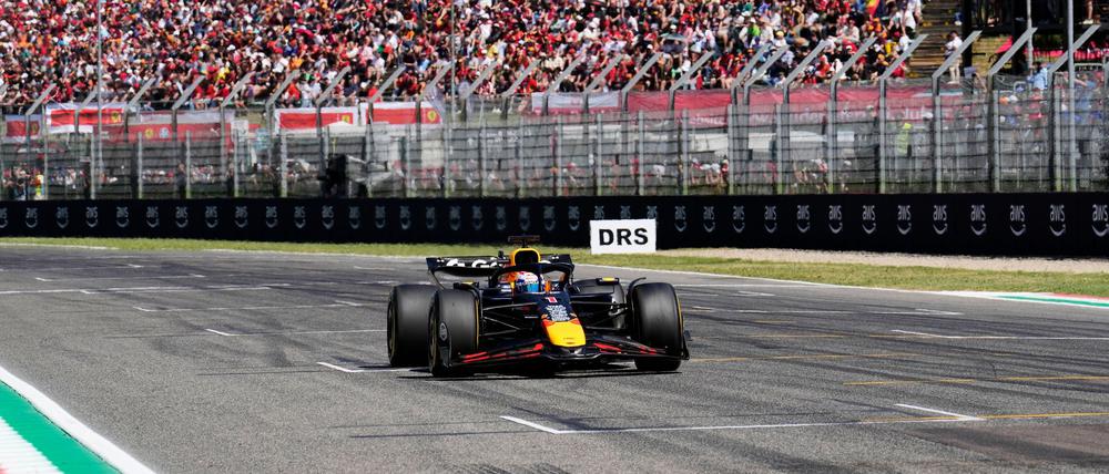 Max Verstappen raste zu seinem vierten Imola-Sieg in Serie.