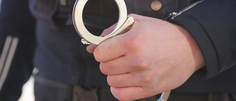 Nach kurzer Flucht klickten bei einem mutmaßlichen Messerstecher die Handschellen. (Symbolbild)