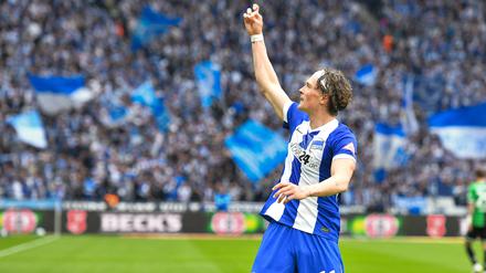 Weiter geht’s. Fabian Reese hat seinen Vertrag bei Hertha BSC bis 2030 verlängert.