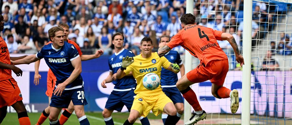 Spannung am letzten Spieltag zwischen Karlsruhe und Paderborn.