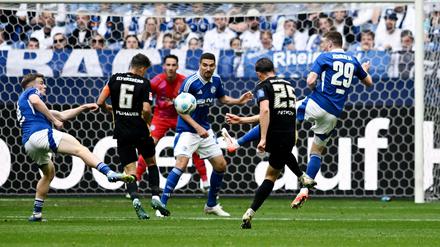 Lukas Petkov bringt Elversberg sehenswert in Führung.