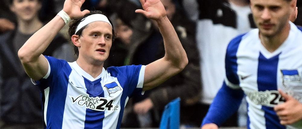 Herthas Fabian Reese (l) gab erst seine Vertragsverlängerung bekannt und erzielte dann den Ausgleich für die Berliner.