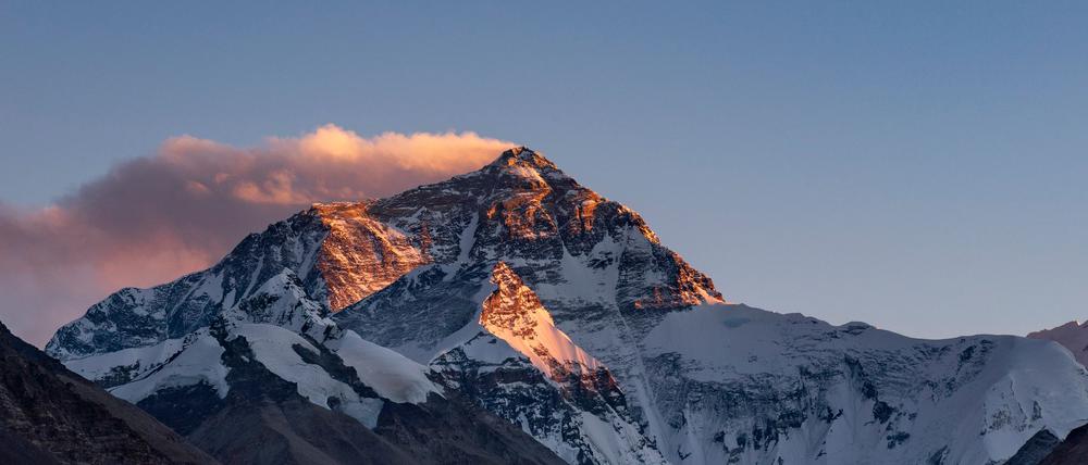 Der Mount Everest befindet sich an der Grenze von Nepal und China. (Archivbild)