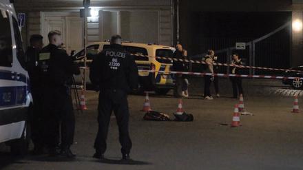 Tatort vor der Polizeiwache. Der Beamte schwebte zwischenzeitlich in Lebensgefahr und wurde in einem Krankenhaus notoperiert. 