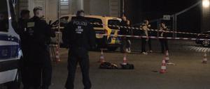 Tatort vor der Polizeiwache. Der Beamte schwebte zwischenzeitlich in Lebensgefahr und wurde in einem Krankenhaus notoperiert.