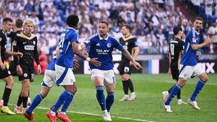 Profi-Comeback am letzten Spieltag: Der ehemalige Bundesliga-Stürmer Pierre-Michel Lasogga (M), der mittlerweile normalerweise für Schalke II in der Regionalliga spielt, wurde von den Schalker Fans gefeiert.