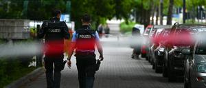 Vor einem Wohnblock in Halle-Neustadt kam es zu einer Attacke, bei der drei Menschen verletzt worden waren.