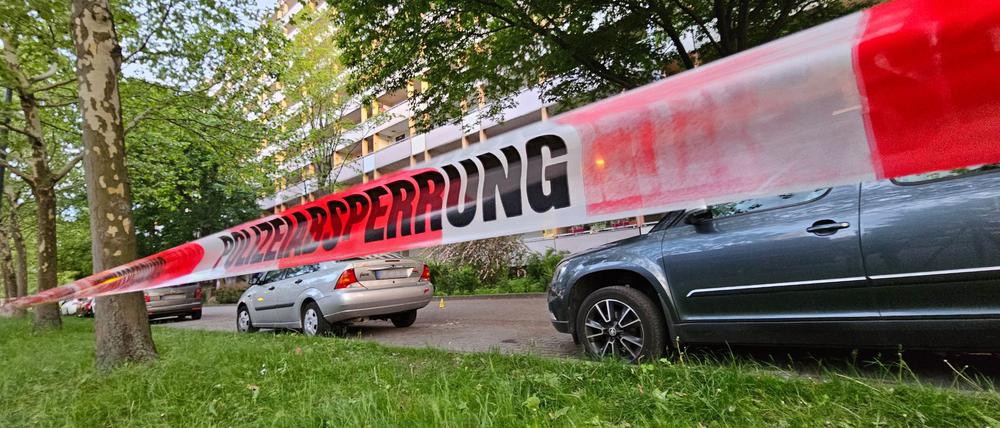Die Polizei sperrte den Tatort in der Innenstadt von Halle am Sonntagabend weiträumig ab. 