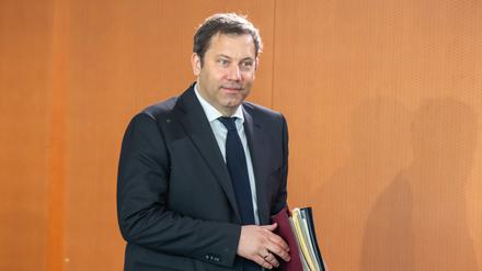 Lars Klingbeil (SPD), Bundesminister der Finanzen, kommt zu Beginn der zweiten Sitzung des Bundeskabinetts im Bundeskanzleramt (Archivbild).