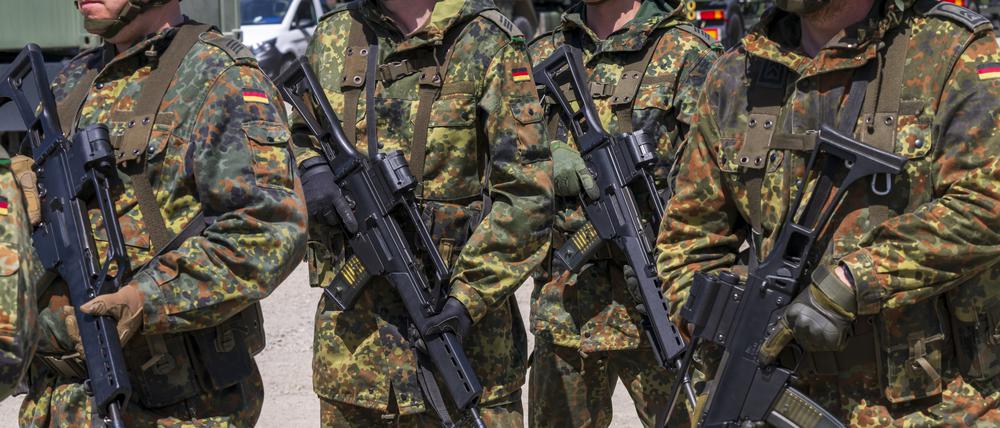 Auf dem Bild sind die vier uniformierte Bundeswehrsoldaten mit Gewehren zu sehen.