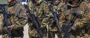 Auf dem Bild sind die vier uniformierte Bundeswehrsoldaten mit Gewehren zu sehen. 