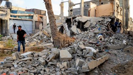 Palästinenser inspizieren den Ort eines israelischen Angriffs in Khan Younis, südlicher Gazastreifen, 19. Mai 2025. 