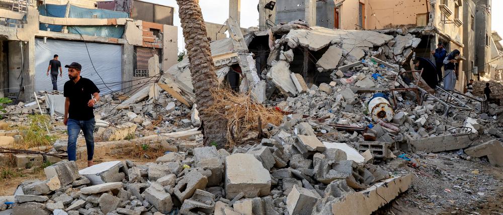 Palästinenser inspizieren den Ort eines israelischen Angriffs in Khan Younis, südlicher Gazastreifen, 19. Mai 2025. 