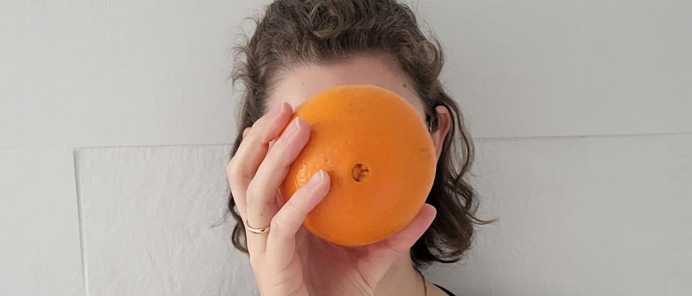 Mara kann keine Orangen essen und nicht einmal Orangensaft mit Fruchtfleisch trinken. Reiner Saft ist für sie aber kein Problem.