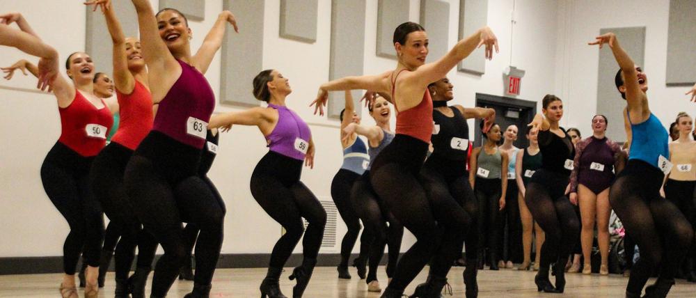 Beim Vortanzen müssen sich die Frauen in kürzester Zeit dehnen und aufwärmen und dann eine kurze Choreographie einstudieren.