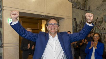Martin Heilig (Bündnis90/Die Grünen) gewinnt die Stichwahl für das Amt des Oberbürgermeisters in Würzburg und jubelt im Ratssaal des Rathauses. 