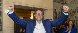 Martin Heilig (Bündnis90/Die Grünen) gewinnt die Stichwahl für das Amt des Oberbürgermeisters in Würzburg und jubelt im Ratssaal des Rathauses. 