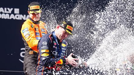 Max Verstappen (vorn) lieferte in Imola eine Lehrstunde für Oscar Piastri.