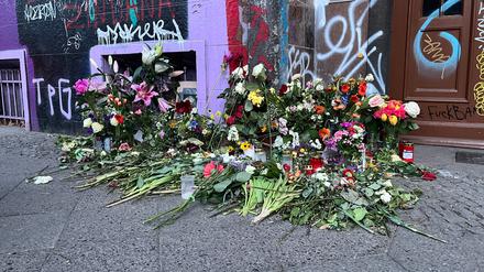 Vor dem früheren Wohnhaus von Margot Friedländer in der Skalitzer Straße 32 in Kreuzberg legten trauernde Menschen Blumen nieder.