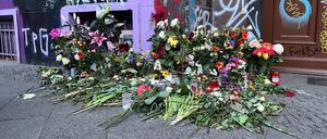 Vor dem früheren Wohnhaus von Margot Friedländer in der Skalitzer Straße 32 in Kreuzberg legten trauernde Menschen Blumen nieder.