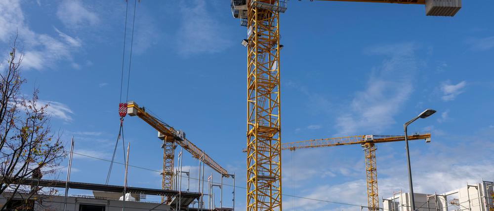 Beim Bau neuer Wohnungen in Berlin geht es langsamer voran als vom Senat erhofft. (Archivbild)